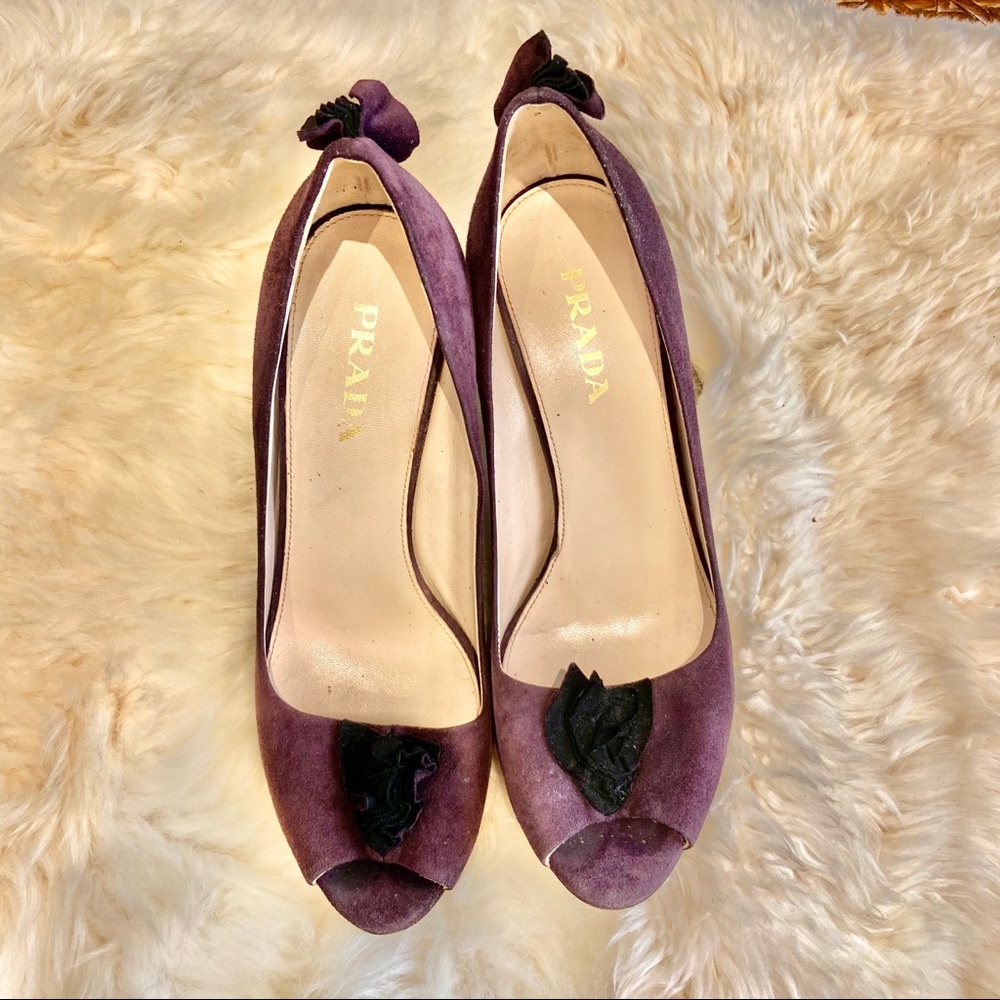Vintage Prada pumps in velvet purple color